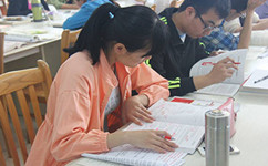 考公务员是花几百块买书还是花几万块报培训班 考公务员是花几百块买书还是花几万块报培训班
